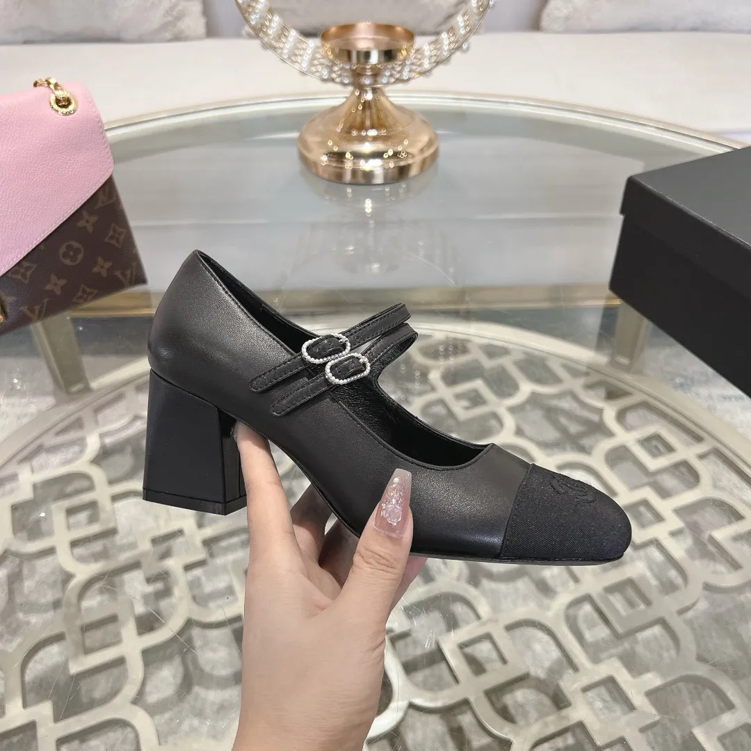 👟👟Ex-factory price 520👟👟 𝐂𝐇𝐀𝐍𝐄𝐋 | Xiaoxiang 2025 Mary Jane single shoe Macaron series ❤️ 2025 spring and summer new product Xiaoxiang Mary Jane single shoe series is new〰 🍬 A must-have in the fashion circle, the combination will interpret the meticulous, minimalist and classic elements that will never fade away 💋Show unique dressing style and it’s too beautiful to say anything. A must-have for summer... Upper: Sheepskin Lining: Sheepskin Outsole: Genuine leather sole Shoe size: 35-41 (40, 41 customization is non-refundable) Heel height: 1.5cm/6cm